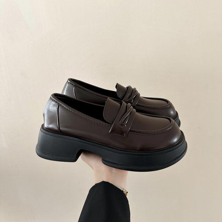 

Круглые универсальные черные туфли на платформе в стиле ретро, женские, новые осенние туфли 2025 года, французские мокасины с толстой пяткой и одной педалью 40 коричневый
