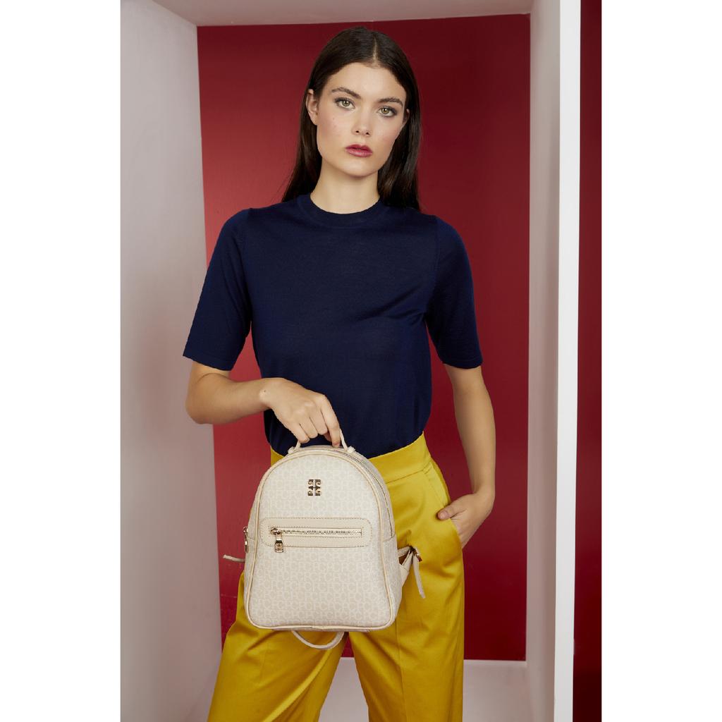 Černý batoh s plovoucím monogramem pro ženy 05po22y1541