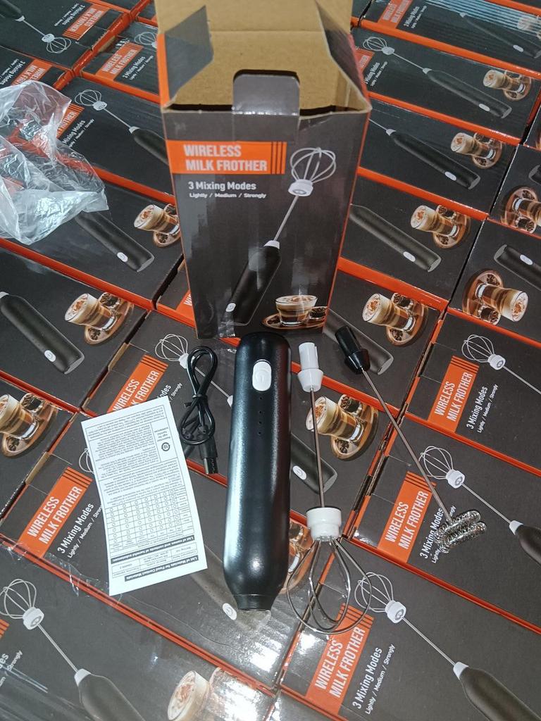 Elektrisk handhållen mjölkskummare och äggvisp