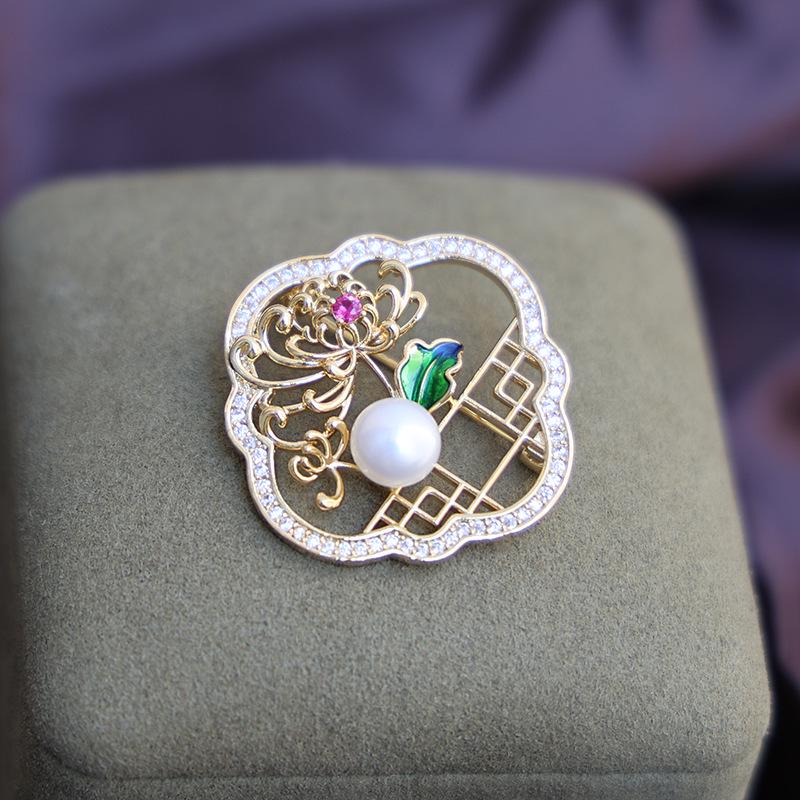 Brosche aus Kupfer im Antik-Stil: Pflaume, Orchidee, Bambus und Chrysantheme Design mit Zirkon und Perlen-Korsage.