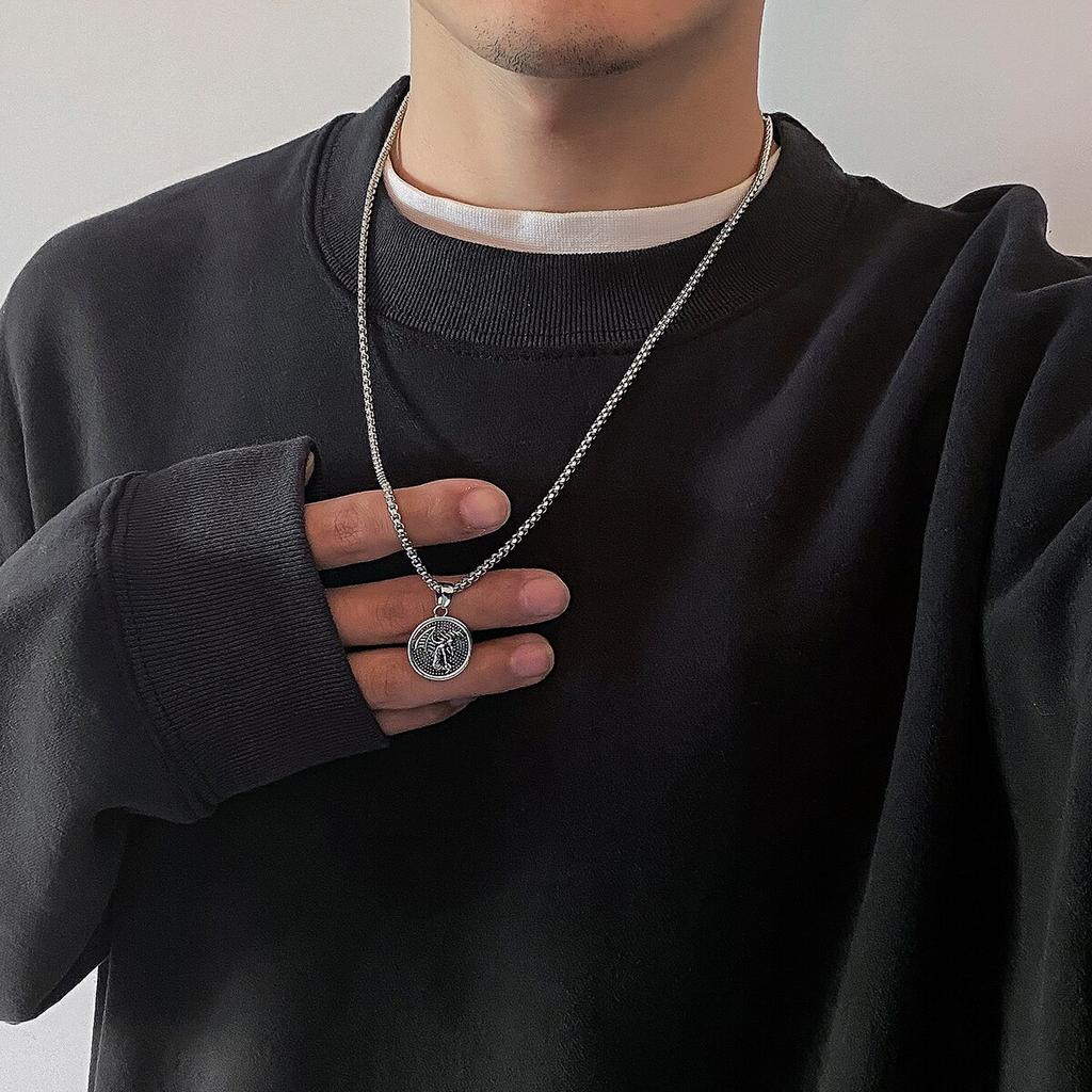 Vintage Simple Alien Human Coin Pendant Choker Necklace for Men Trendy Punk Long Chain On the Neck Jewelry Accessories Male Gift