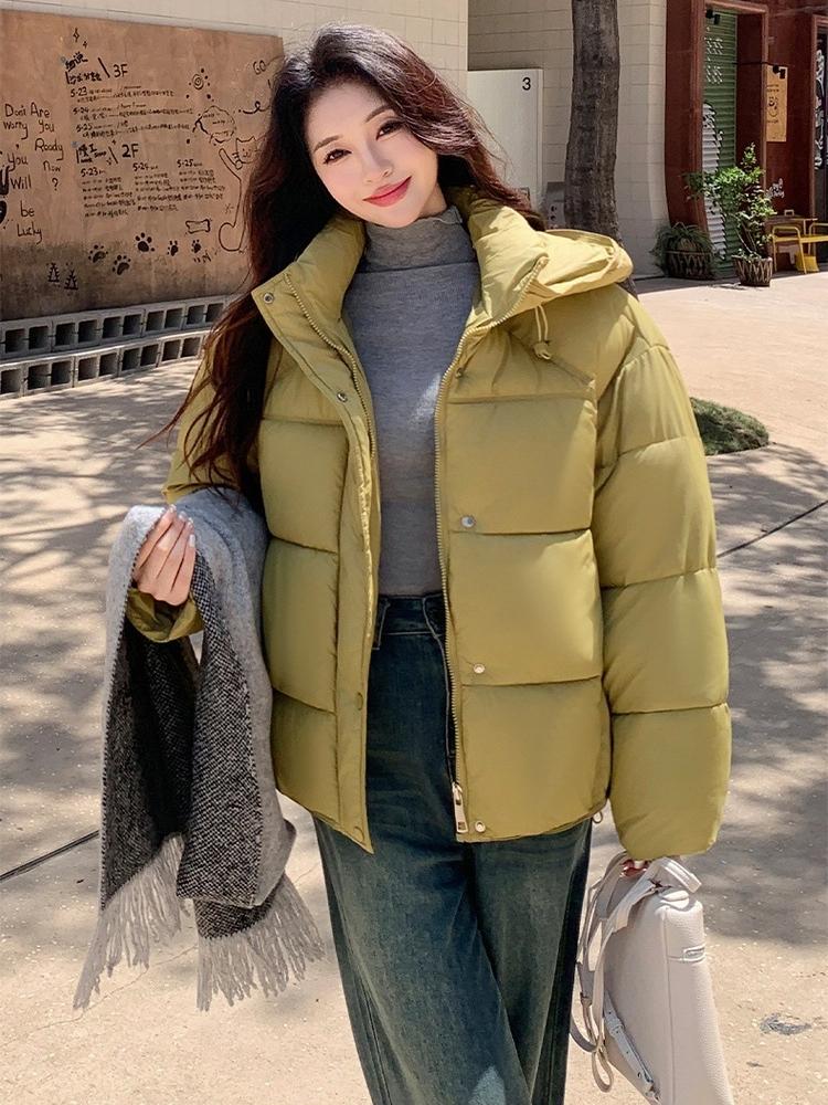 Dámská krátká větruodolná zateplená zimní bunda s kapucí a raglánovými rukávy