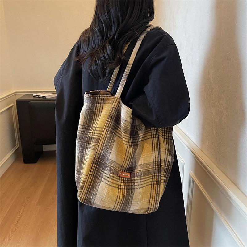 Autumn 2025 Retro Simple Texture Personalized Women's Shoulder Tote Bag Fashionable New Foreign Style Large-Capacity Bag