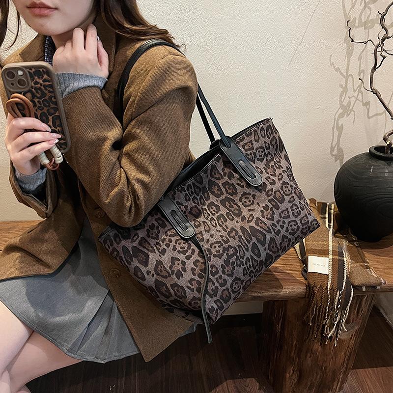 Retro commuter large-capacity bag women's 2025 new fashion versatile tote bag niche design shoulder bag