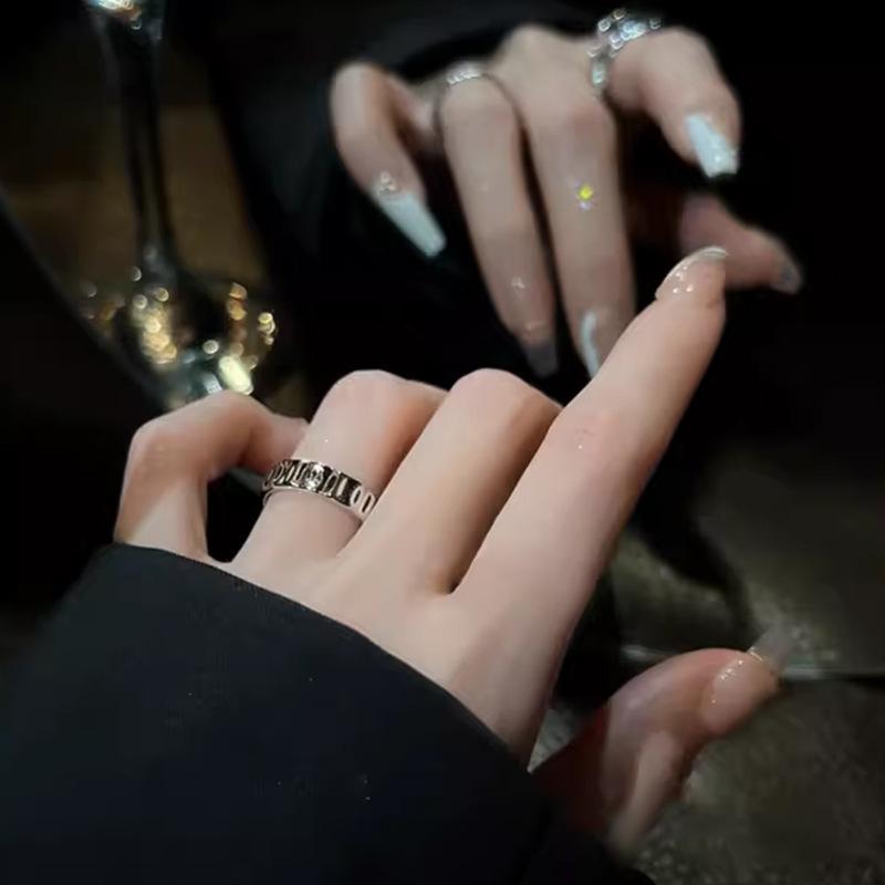 Элегантное геометрическое открытое кольцо с черным цирконом: Минималистичный, Трендовый и Высококлассный Дизайн Adjustable