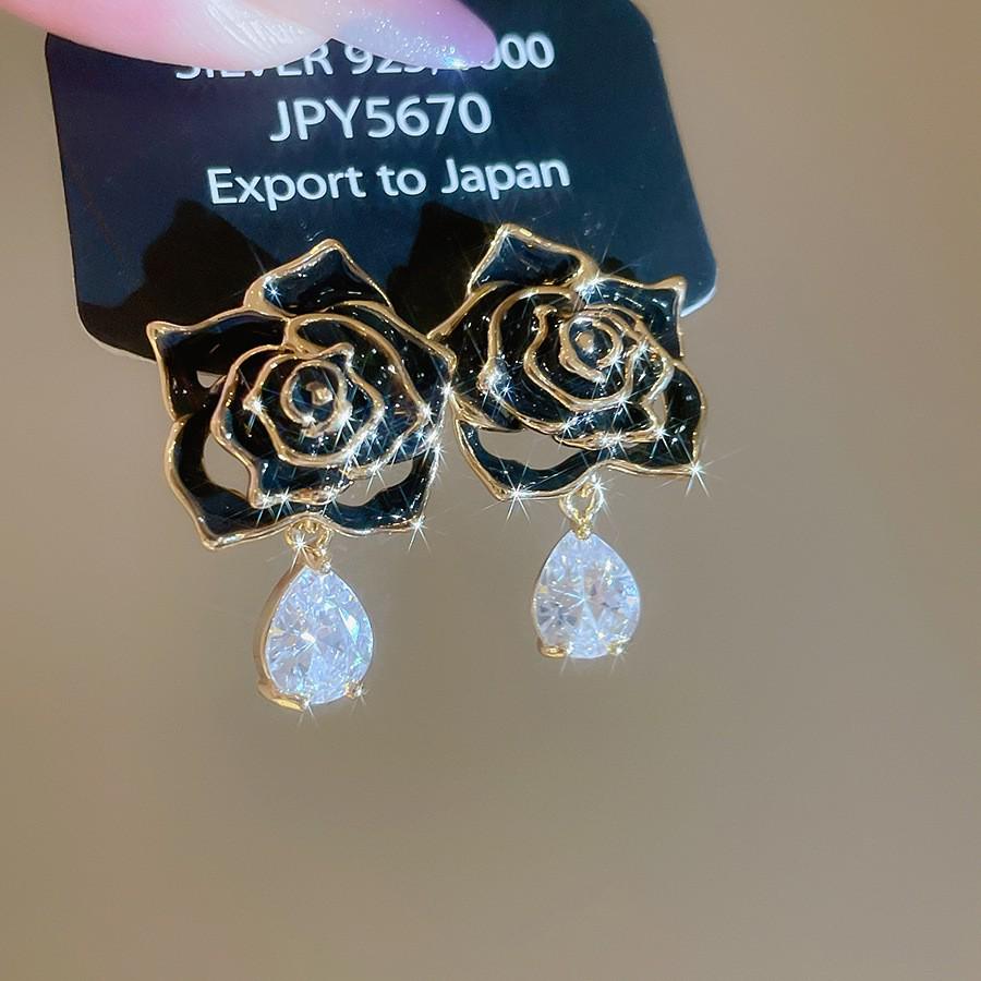 Geometrische Plissee-Ohrringe mit Glasperlen der Black Series: Elegante silberne Ohrstecker mit einem luxuriösen und vielseitigen Design.