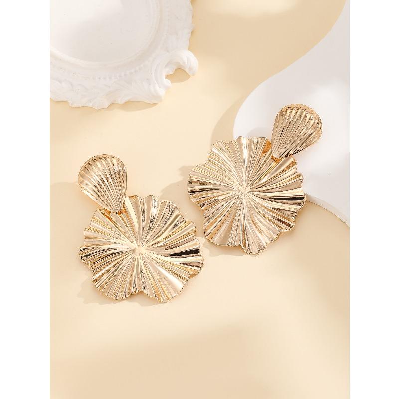 Exaggerated Geometric-shaped Metal Earrings with A Fashionable Retro Vibe, Cool Style, and Pearl Accessories.