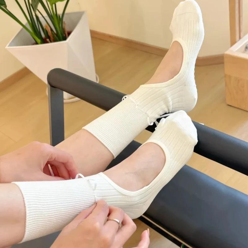 

2025 New Women Yoga Socks Ribbons Exposed Instep Calf Socks Pilates Training Socks Anti Slip Fitness Stockings білий