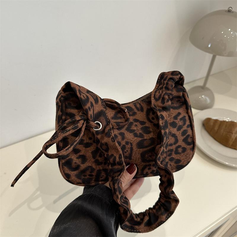 

Korean version of leopard print pleated armpit bag 2025 new autumn and winter premium feeling bag retro shoulder versatile messenger bag коричневый
