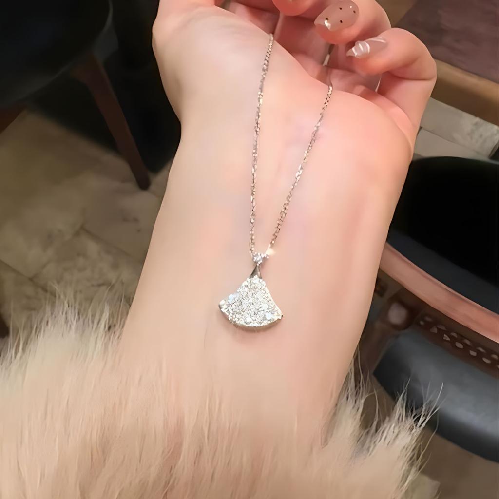 Simple Temperament Necklace, Small Skirt Necklace, Women's Light Luxury, High-end Feeling, Collarbone Chain, Best Friend Gift