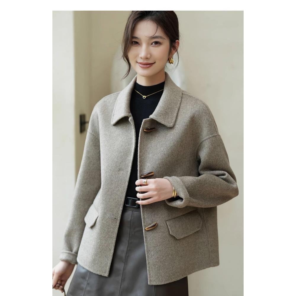 Fashionable and High-end Women's Short Woolen Coat with Horn Button and Long Sleeves, Perfect for Autumn and Winter