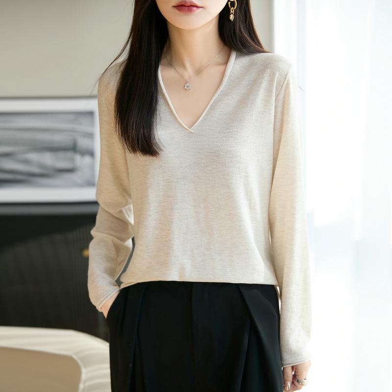 Elegant V-Neck Wool Sweater: Neck-protecting, 16-gauge Fine-spun, Long-sleeve, Versatile Base Layer for Autumn and Winter.
