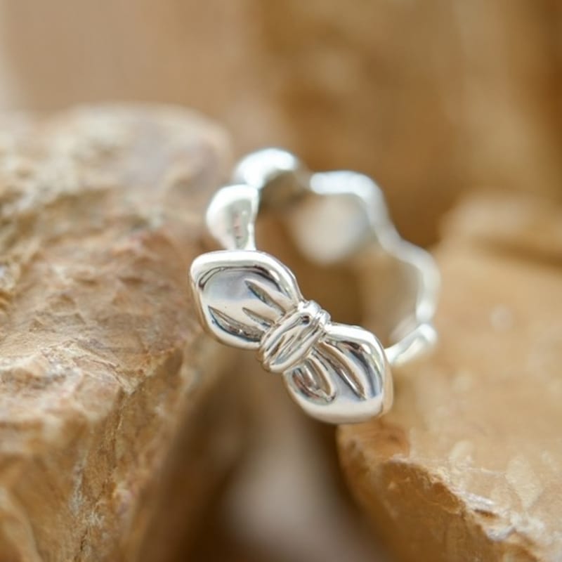 BELLOOGGI Bold Ribbon Ring