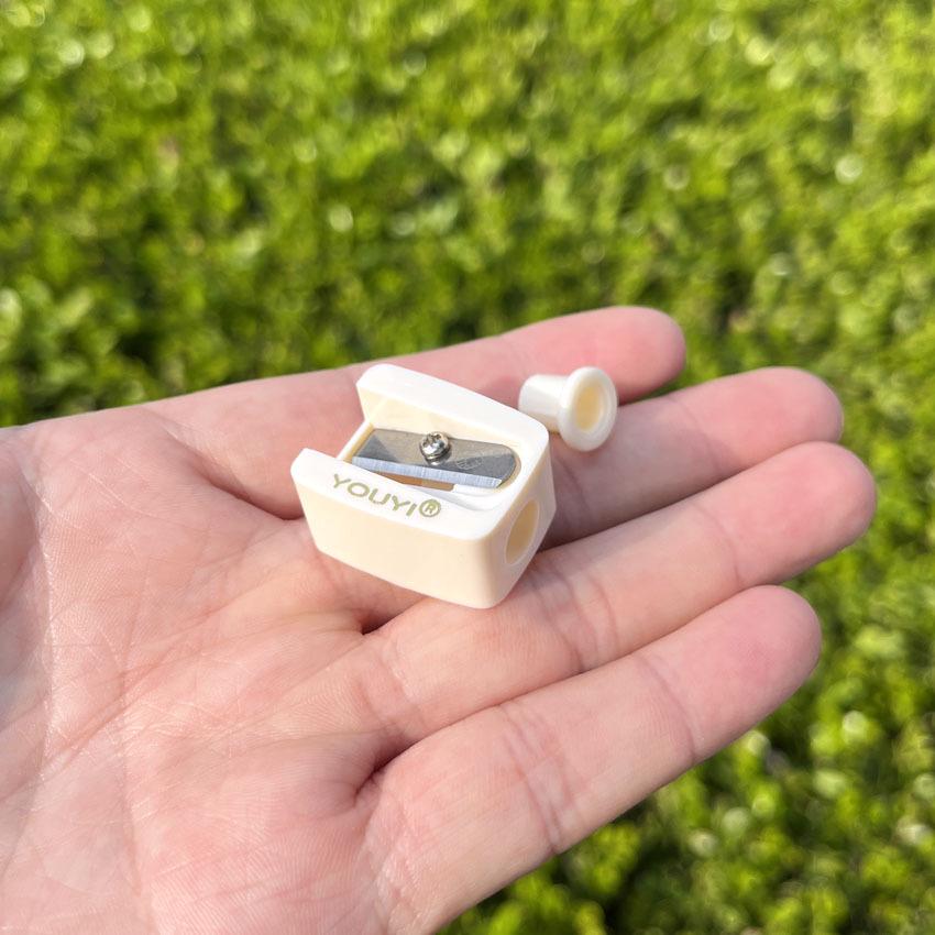 Meinuo Waterproof Long-Lasting Smudge-Proof Black Eyeliner Pencil with Wooden Handle for Professional Makeup and White Highlighting.