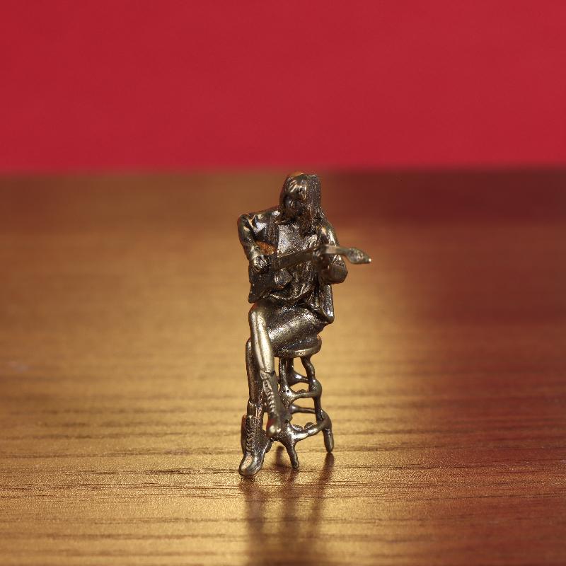 Bar Retrò Figura Bambola Chitarrista Donna Statua Ottone Vintage Modello Mini Figura Artigianale Ornamento da Scrivania Ufficio Decorazione Casa