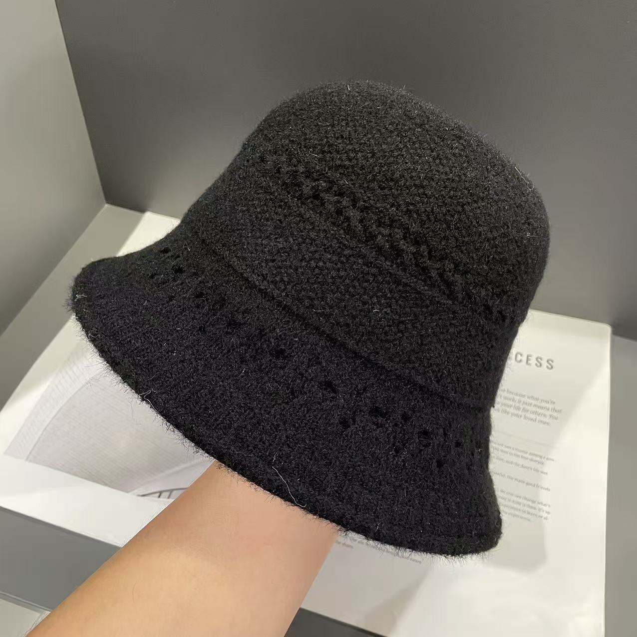 

Модная ажурная вязаная шапка-рыбачка Элегантная и модная шапка-купол для женщин Универсальная осенне-зимняя шапка-ведро, подчеркивающая овал лица M（56-58cm）