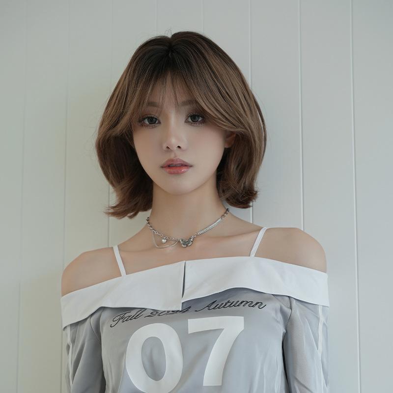 

Women’s Short Curly Wig with Middle Part and Wispy Bangs Trendy Dyed Natural Looking Synthetic Full Wig коричневий
