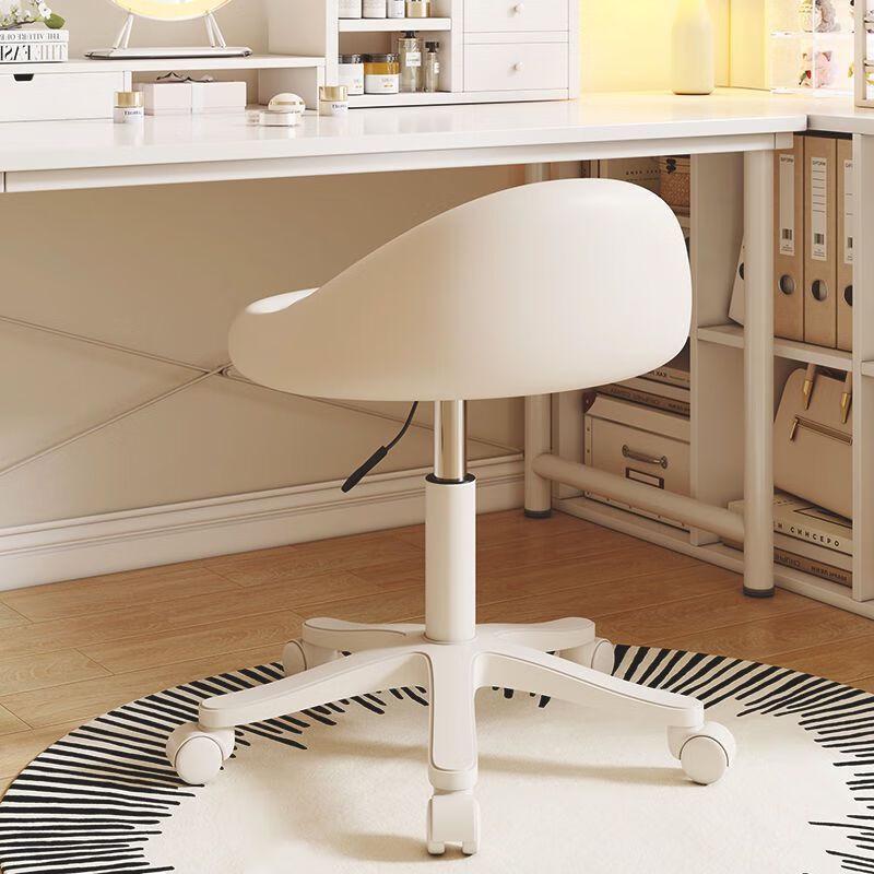 Современный женский макияж и барный стул OEING