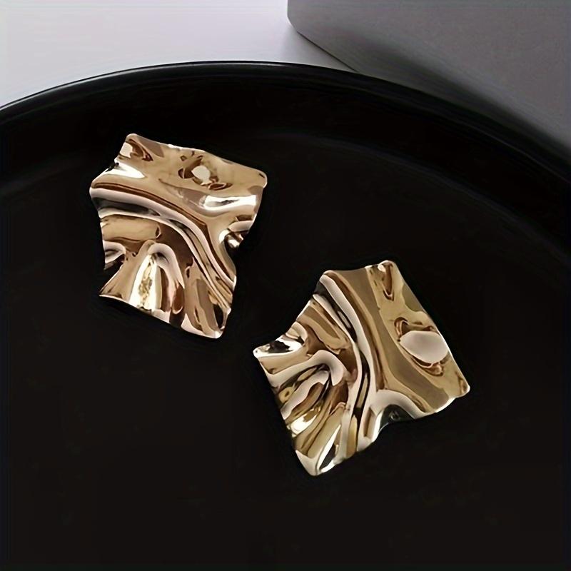 Ohrstecker aus strukturiertem Metall