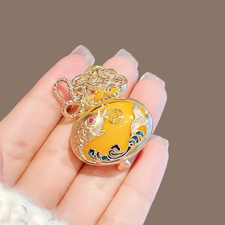 2025 Elegant Deer Brooch with Cat's Eye Rhinestone for Suit or Clothing Accessory