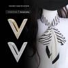 Elegante V-vormige Zijden Sjaalgesp met Zirconia Inleg – High-End Herfstaccessoire voor Vrouwen