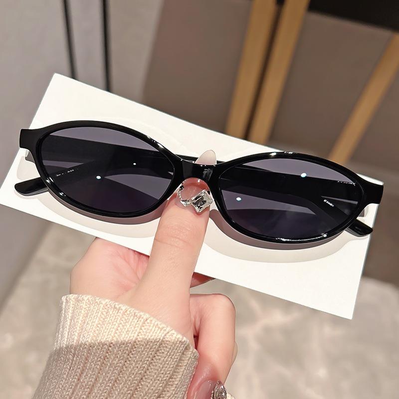 Women's Oval Retro Fashion Glasses Stylish Street Snap Accessory for Hiking and Casual Attire