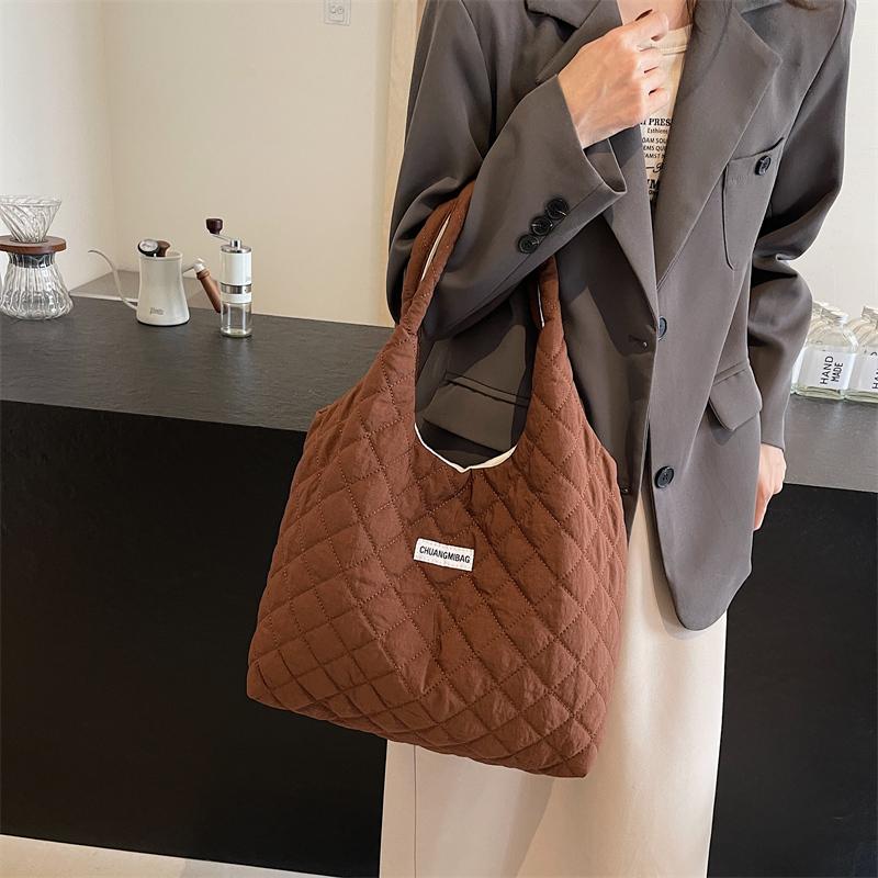 Однотонная сумка через плечо для женщин — фото 18