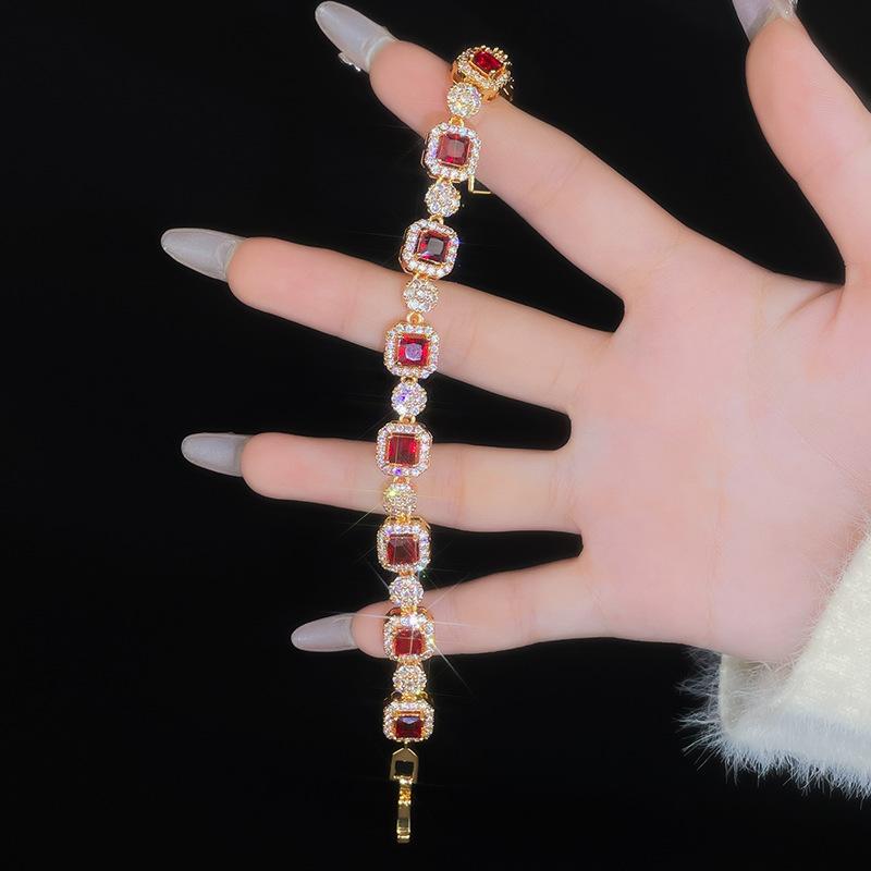 

Delicate Sugar Cube Bracelet Women s Light Luxury French Niche Design Sense Commuter Zircon Bracelet