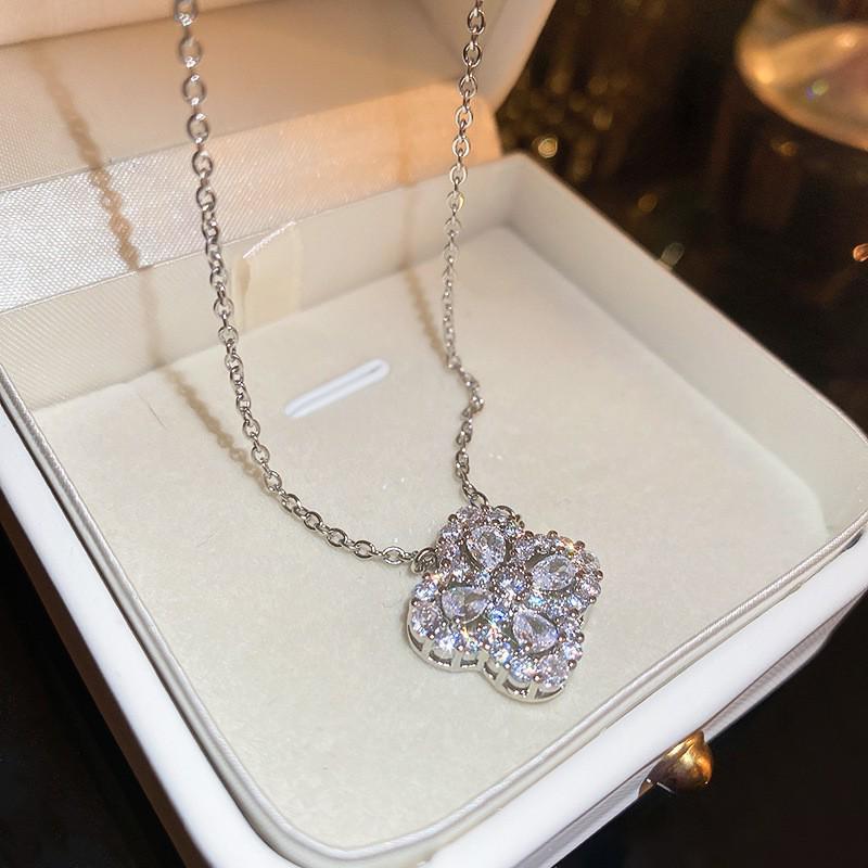 Koreanische exquisite Zirkonia-Blumenkette: Elegantes, vielseitiges Design für einen stilvollen Akzent