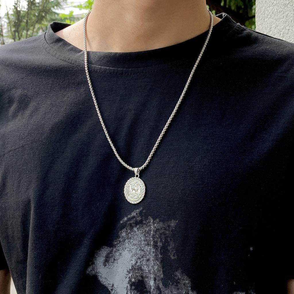 New Vintage Distressed Queen Head Necklace for Men Trendy Fashion Simple Versatile Popular Men's