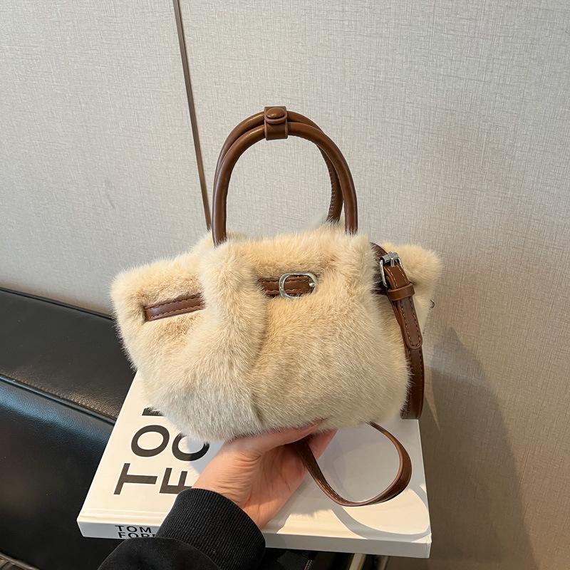 

Winter Fluffy Simple Versatile Crossbody Bag Women Fashi Handle Bags Textured Casual Style Shoulder Commuting Bag Cute Small хакі