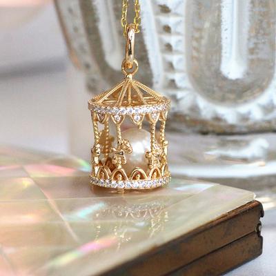 Original Neuer Karussell-Anhänger Romantischer Niedlicher Stil Eingelegter Kleiner Feiner Diamant Perlenkette Schmuck Boden Kann Geöffnet Werden