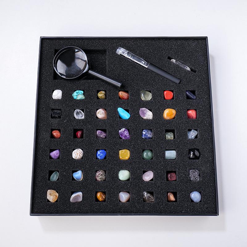 Sammlung von 43 Mineralienproben: Natürliche Kristalle, Halbedelsteine, Erzfossilien und Energiesteine.