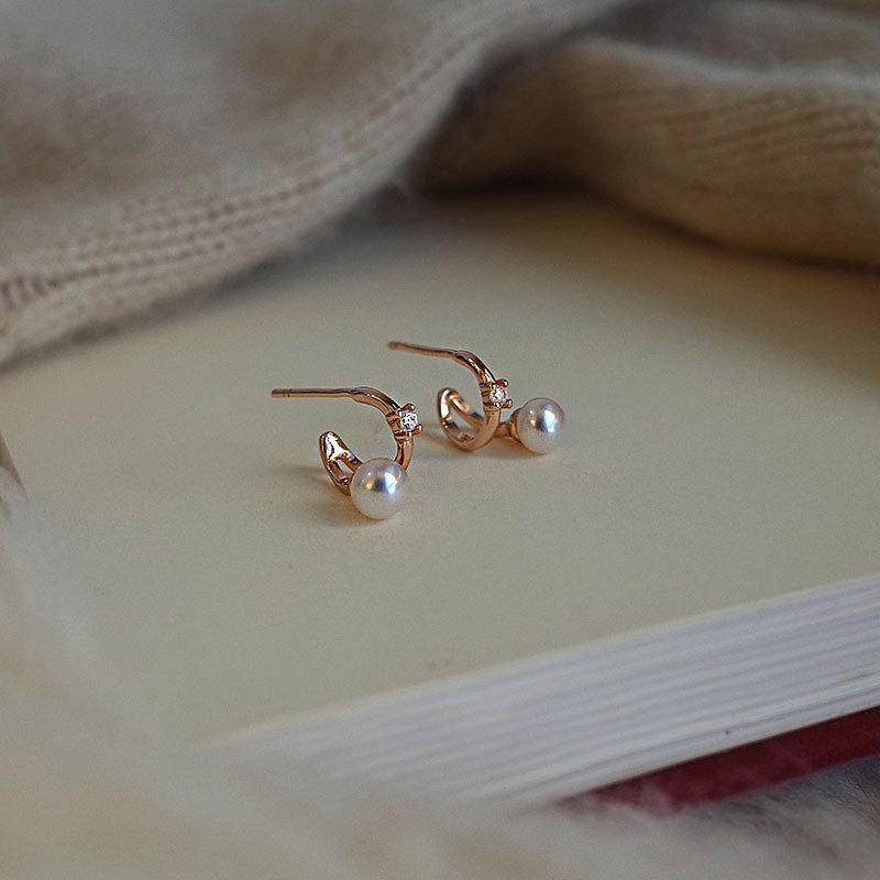 Korean Minimalist Geometric Pearl Stud Earrings for Women - Fashionable and Versatile