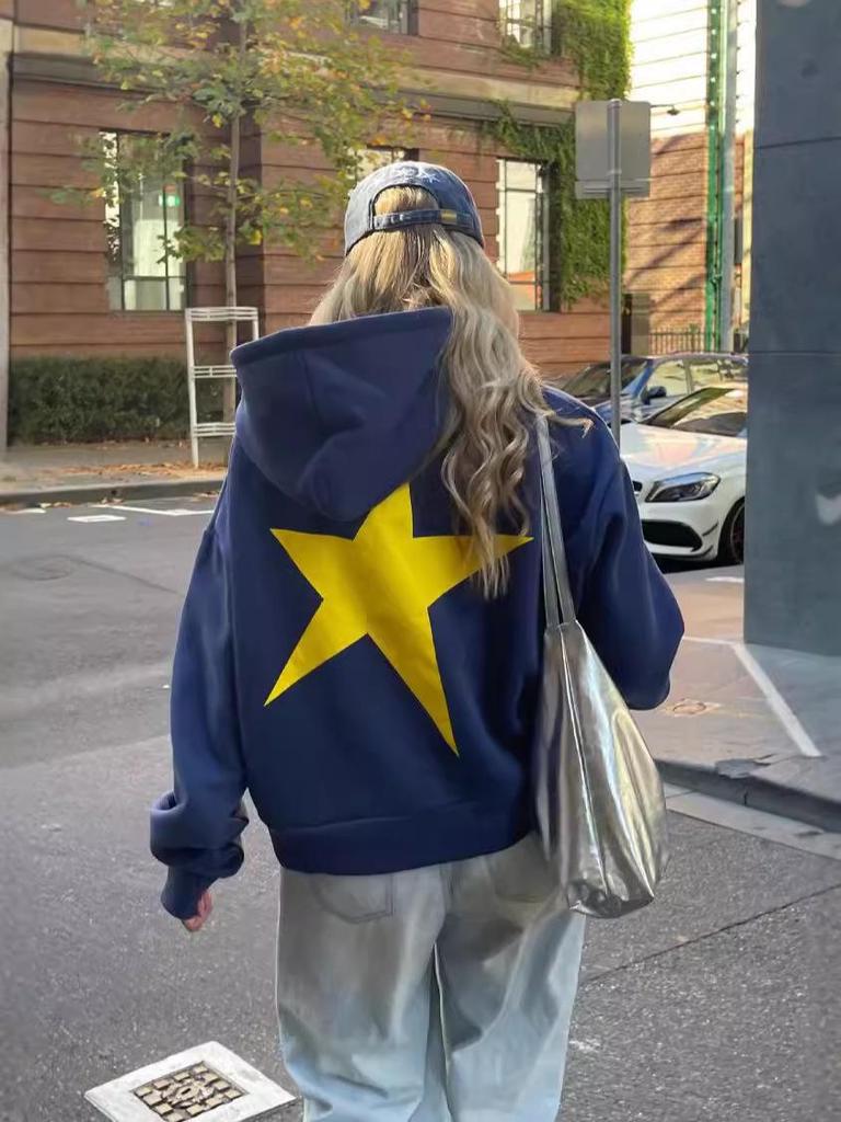 Dámská mikina s kapucí s fleecovou podšívkou a hvězdným potiskem - Kolekce podzim/zima 2025