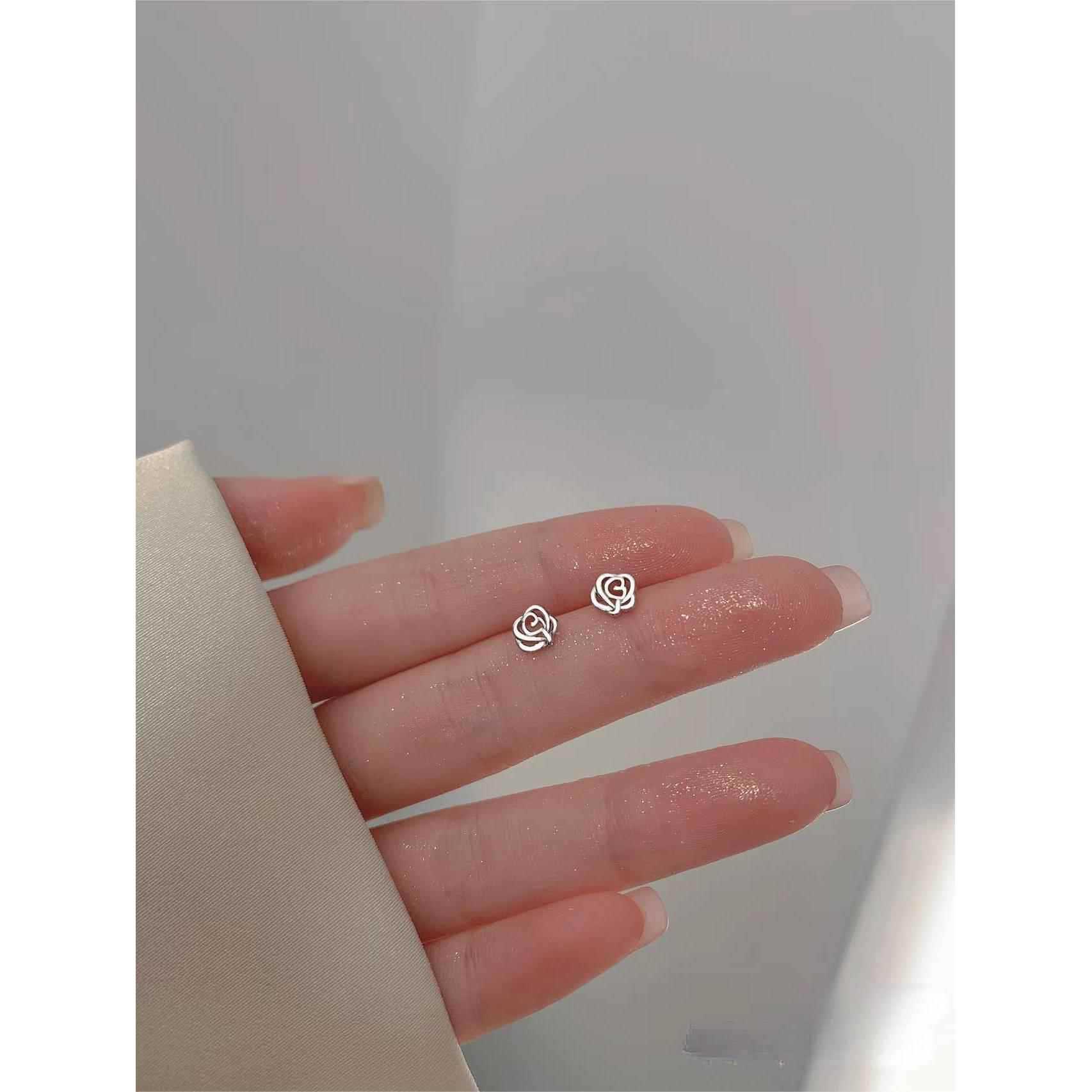 

Серьги-пусеты с цветами простые модные серьги легкая роскошь высокое чувство маленькие универсальные серьги женские