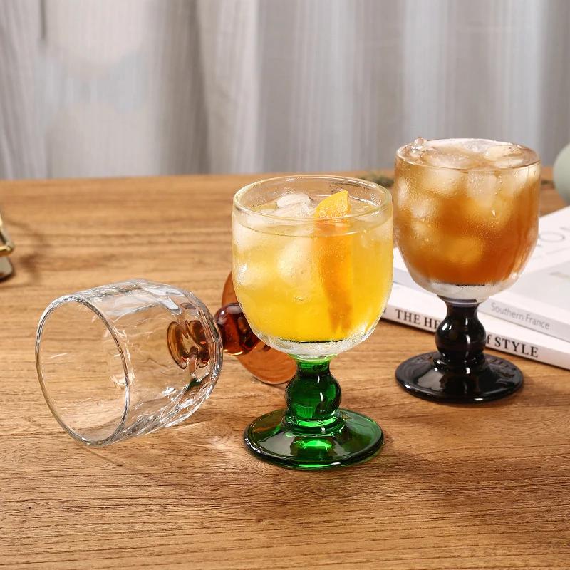 Jednoduché retro křišťálové skleněné kelímky na koktejly, whisky, víno a domácí studené nápoje, džus, průhledné kelímky