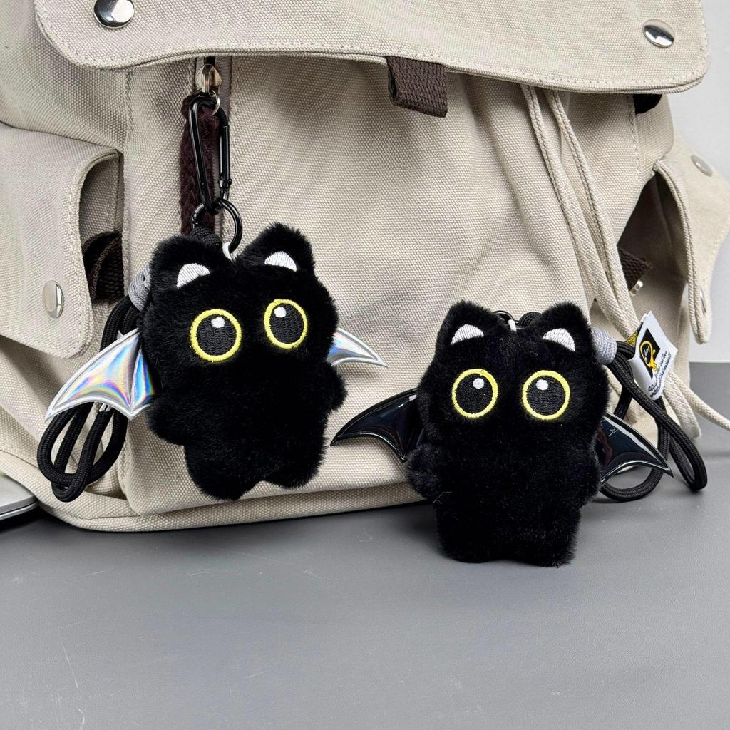 Beliebter schwarzer Katzen-Plüschanhänger mit großen Augen, Flügeln im Punk-Stil und Quietsche-Anhänger für Taschen
