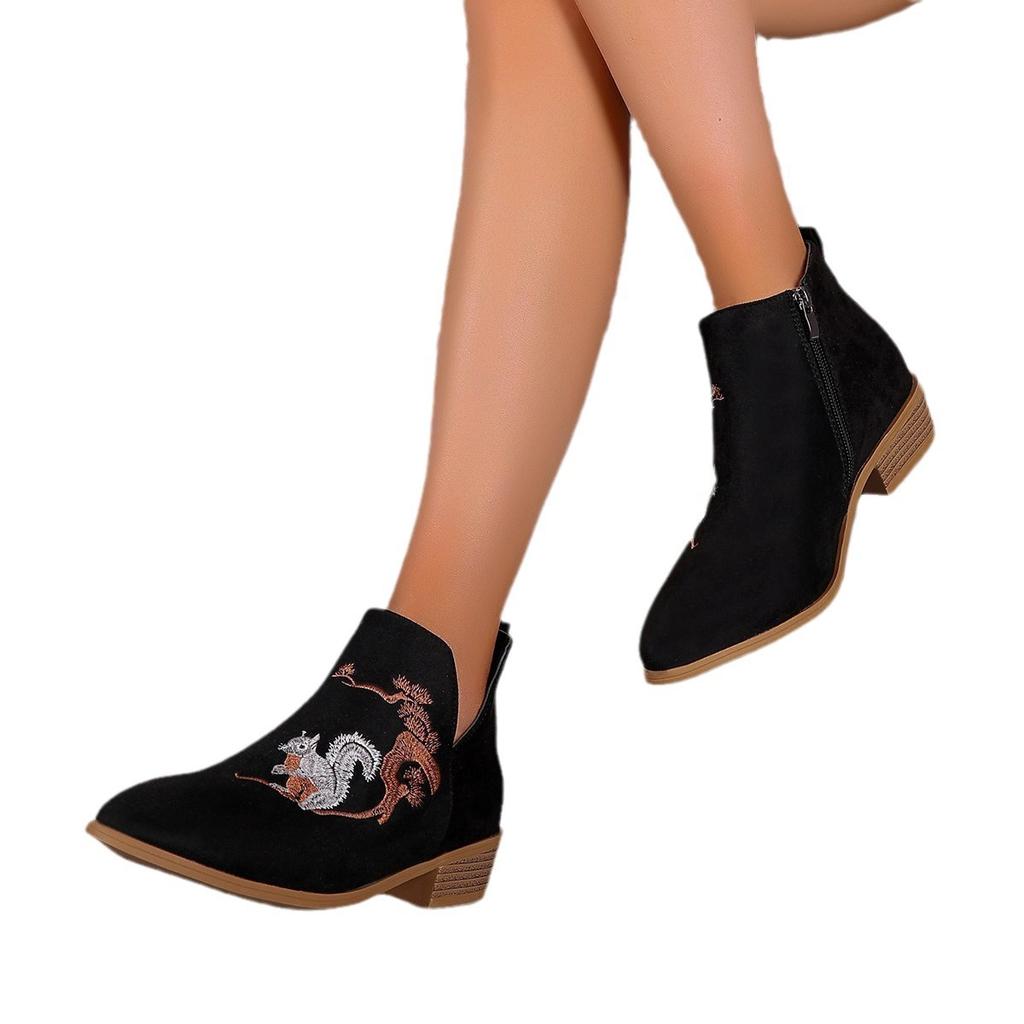 Large size Chelsea boots women's autumn and winter new pointed embroidered side zipper fashion women's boots