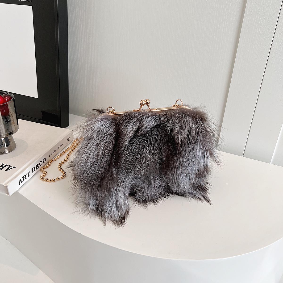 

Женская сумка через плечо с клипсой из лисьего меха - Тренд Осень/Зима чёрный