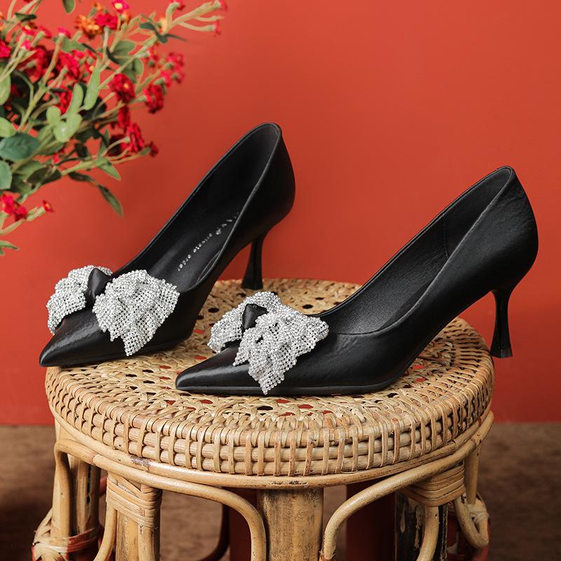 

Черные туфли на высоком каблуке женские тонкие каблуки шелк овечья кожа темперамент острый носок одинарные туфли стразы бант однотонные 39