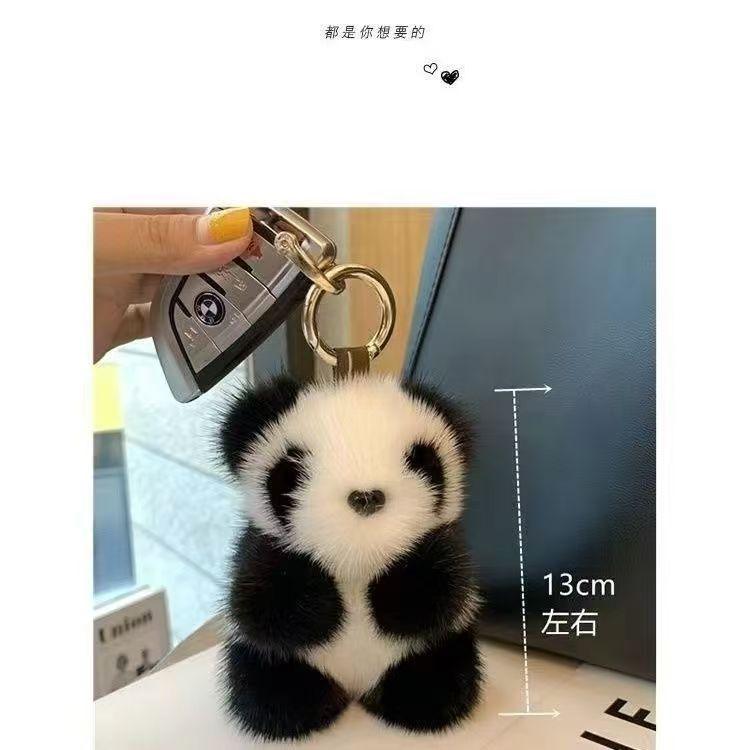 Plyšový přívěsek na tašku s dlouhými chlupy ve tvaru pandy z umělého norku. Dokonalá roztomilá dekorace pro tašky a batohy.