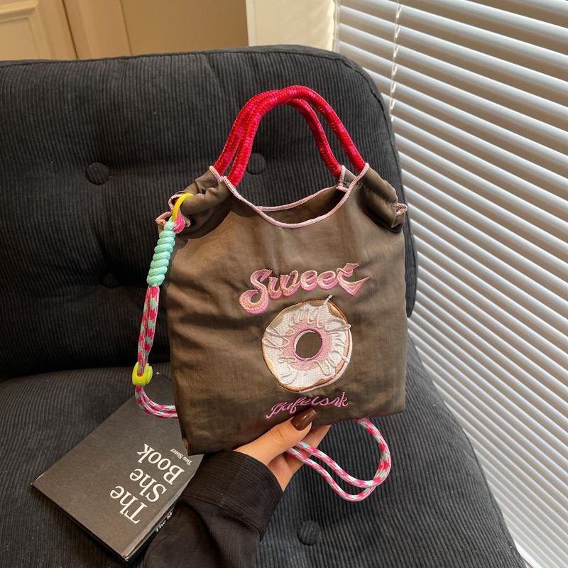 Nowa torebka letnia damska torba haftowana torba na zakupy pączek niszowa torba ekologiczna modna torba na ramię listonoszka