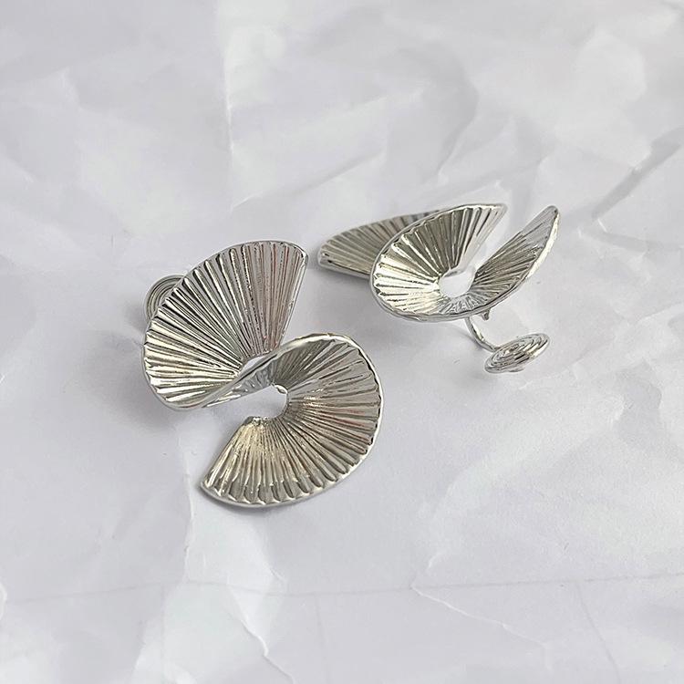 

Серебряные серьги-пусеты в форме S-образных вееров для женщин: Французский нишевый дизайн с высококлассной элегантностью и уникальной индустриальной текстурой.