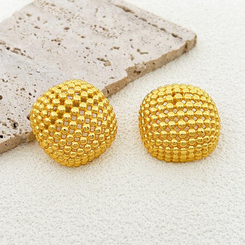 

Niche Design Gold Hollow Ball Earrings, High-End Sense Zhang Yueer, The Same Spring And Summer Light Luxury Earrings Are In Stock.