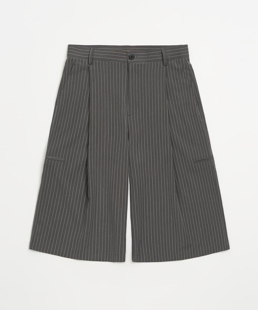 TOFFEE Single-Pleat Striped Bermuda Slacks (Grey)