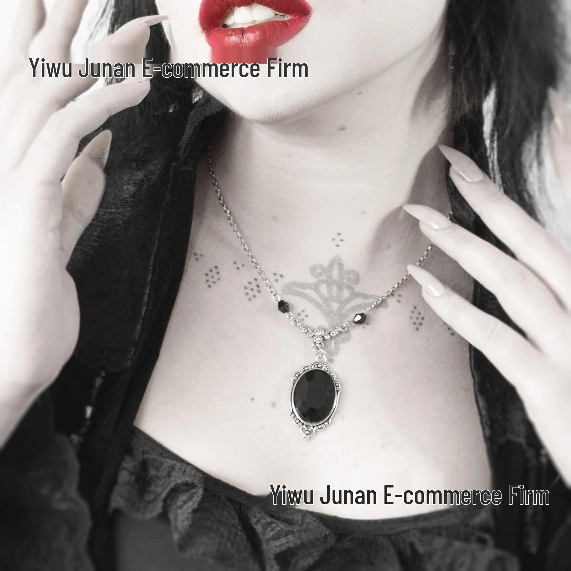 

Викторианское колье-подвеска «Черная камея»