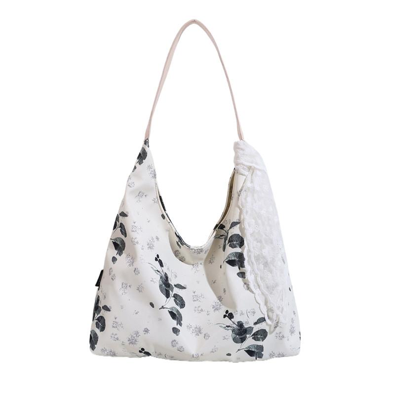 

Жіноча приміська сумка на плече з квітковим принтом. Сумка під пахвами чорний