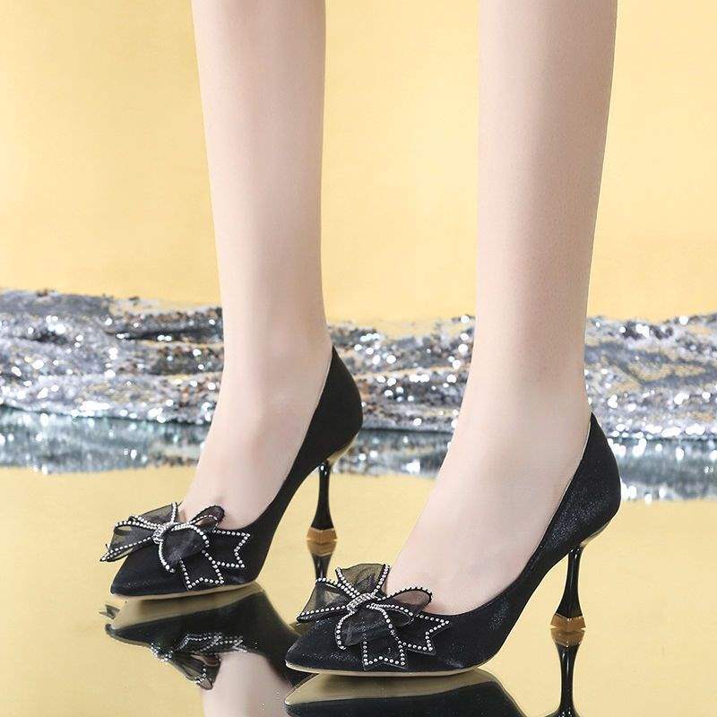 Herbst neue Schleife High Heels Damen dünner Absatz vielseitig spitz Strass einzelne Schuhe Damen rote Hochzeitsschuhe Brautschuh