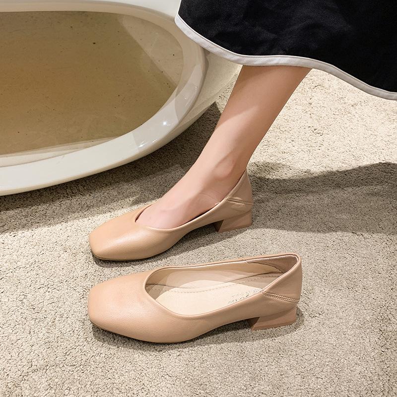 2025 nouvelles chaussures pour femmes version coréenne bout carré bouche peu profonde chaussures simples pour femmes talon épais quatre saisons chaussures pour femmes fabricant